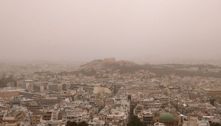 Καιρός:-«Κοκτέιλ»-αφρικανικής-σκόνης,-λασποβροχών-και-ισχυρών-ανεμών-–-Πόσο-θα-δείξουν-τα-θερμόμετρα