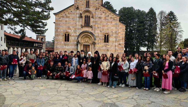 Ο-Πατριάρχης-Σερβίας-με-υποτρόφους-από-το-Κοσσυφοπέδιο-και-τα-Μετόχια
