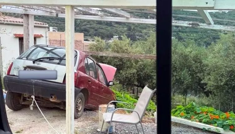 Εγκλωβισμός-οδηγού-στα-Χανιά-–-Λύθηκε-το-χειρόφρενο-και-«καρφώθηκε»-σε-κολώνα