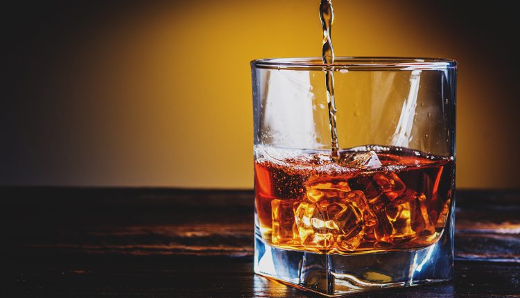 Καταγγελία-πατέρα-ανήλικης-στο-Αίγιο:-Γνώριζαν-την-ηλικία-της-και-της-έδωσαν-ποτό-–-Κατέληξε-στο-νοσοκομείο