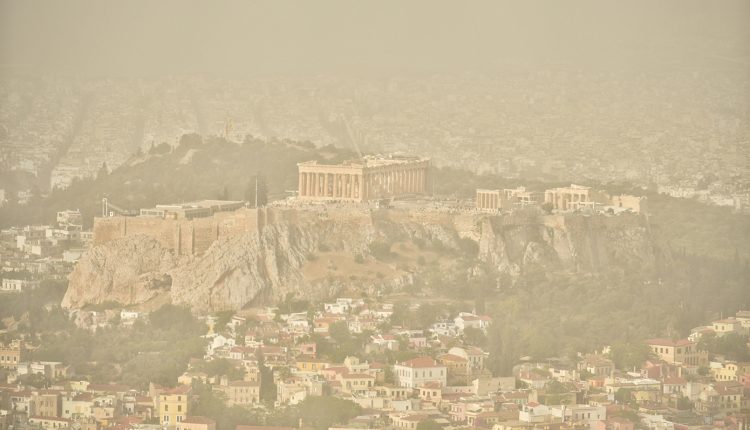 Σε-εξέλιξη-επεισόδιο-μεταφοράς-σκόνης-από-τη-Σαχάρα-–-Ποιες-περιοχές-της-Ελλάδας-επηρεάζονται