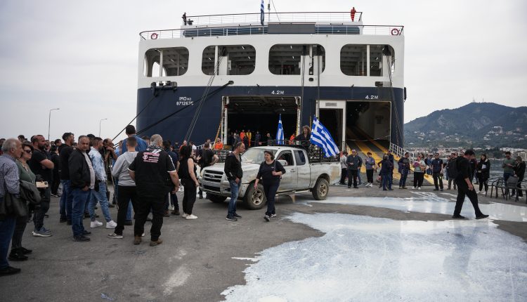 Κτηνοτρόφοι-στη-Μυτιλήνη-έκαναν-κατάληψη-στον-καταπέλτη-πλοίου-–-Η-θάλασσα-έγινε-«λευκή»-από-το-γάλα-που-έριξαν