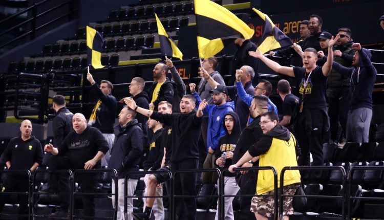 ΑΕΚ:-Οπαδοί-στην-προπόνηση-πριν-τον-«τελικό»-με-τη-Μπανταλόνα