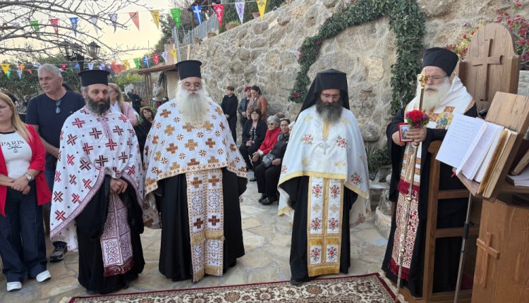 Ο-Μητροπολίτης-Ιεραπύτνης-στον-πανηγυρίζοντα-Ιερό-Ναό-Αγίων-Ραφαήλ,-Νικολάου-και-Ειρήνης-Νέας-Ανατολής