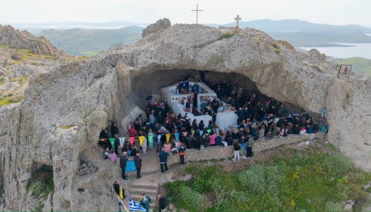 Λήμνος:-Ο-εορτασμός-της-Παναγίας-της-Κακαβιωτίσσης-στη-μοναδική-εκκλησία-στον-κόσμο-χωρίς-σκεπή