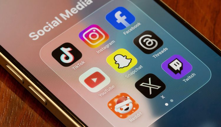 «Ψηφιακή-ασπίδα»-με-πλήρη-εφαρμογή-από-το-2027-–-Τι-ισχύει-για-την-απαγόρευση-χρήσης-των-social-media-σε-όσους-είναι-κάτω-των-15