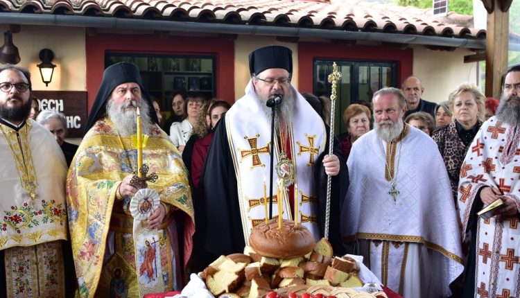 Ο-Λαρίσης-Ιερώνυμος-στη-Θεία-Λειτουργία-στην-πανηγυρίζουσα-ΙΜ.-Αγίων-Ραφαήλ,-Νικολάου-και-Ειρήνης-Πυργετού