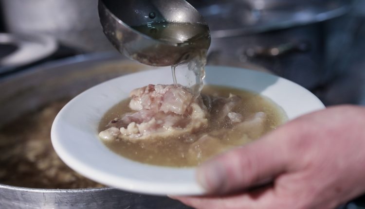 «Πόλεμος»-Ελλάδας-Τουρκίας-για-τον-πατσά:-Η-συνταγή-αναφέρεται-στην-«Οδύσσεια»