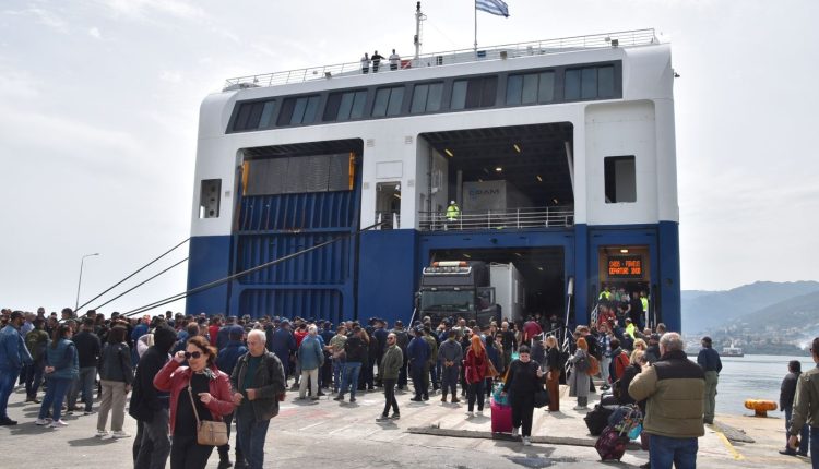 Κινητοποίηση-κτηνοτρόφων-στο-λιμάνι-της-Μυτιληνής-–-Δεν-επέτρεψαν-την-αποβίβαση-φορτηγών-από-το-πλοίο-«blue-star-patmos»