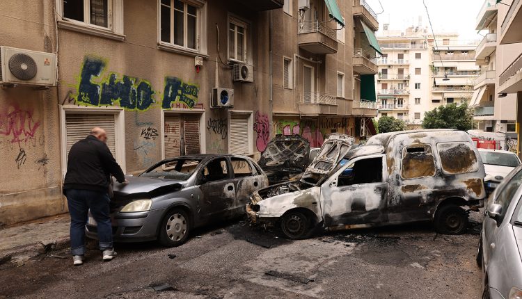 Φωτιά-με-καταστροφές-σε-τέσσερα-οχήματα-στην-Κυψέλη-–-Έρευνα-για-τα-αίτια