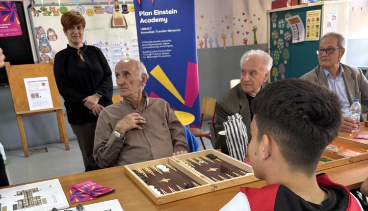 Τουρνουά-τάβλι-για-μαθητές-με-δασκάλους-μέλη-των-ΚΑΠΗ-–-Πώς-μια-παρτίδα-«γεφύρωσε»-τα-ενδιαφέροντα-δύο-γενεών