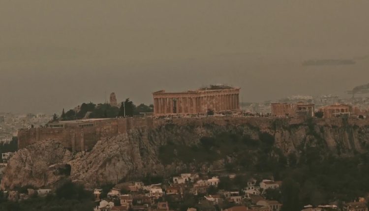 Σαρώνει-η-αφρικανική-σκόνη-–-Αποπνικτική-εικόνα-στην-Αθήνα