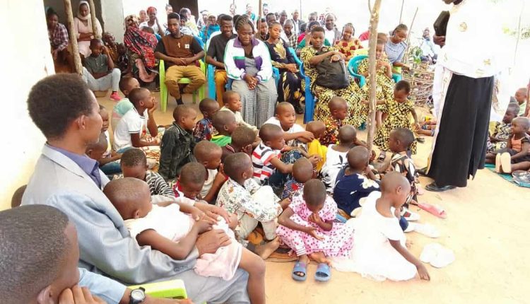 Γεύματα-αγάπης-την-Κυριακή-του-Πάσχα-στην-Τανζανία