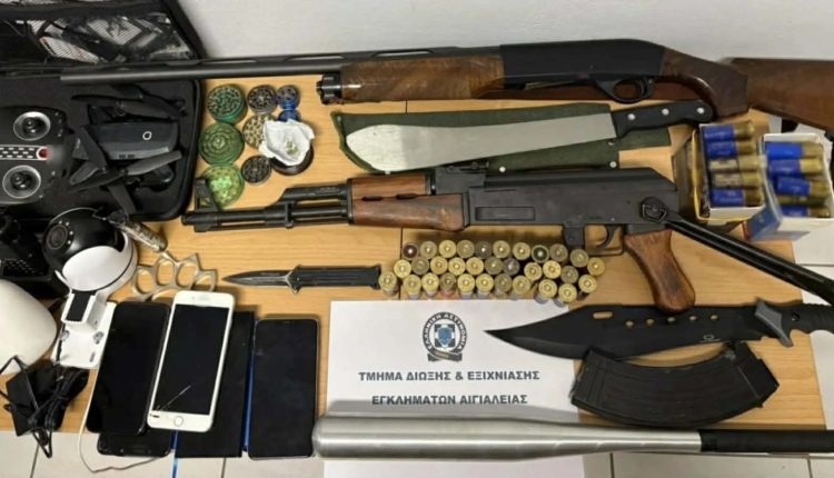 Αίγιο:-Συλλήψεις-για-τον-άγριο-ξυλοδαρμό-νεαρού-σε-καφετέρια-–-Βρέθηκε-οπλοστάσιο-σε-δύο-σπίτια
