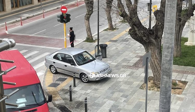 Οδηγός-στα-Χανιά-άφησε-το-αυτοκίνητό-του-πάνω-σε-πεζοδρόμιο,-ράμπα-αναπήρων-και-διάδρομο-τυφλών
