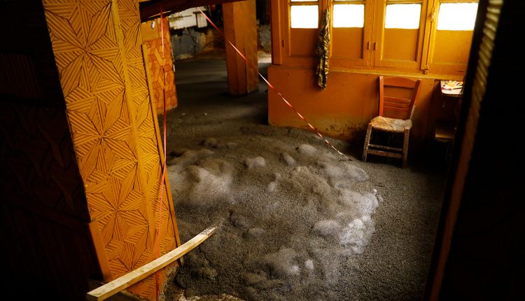 Τι-είναι-ο-αθηναϊκός-σχιστόλιθος-που-ανέβλυζε-από-αυλή-εγκαταλειμμένου-σπιτιού-στην-Κυψέλη