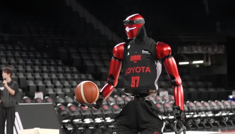Το-ρομπότ-της-toyota-με-ύψος-2,19-που-αλλάζει-το-μπάσκετ-–-Σουτάρει,-ντριμπλάρει-και…-τρομάζει