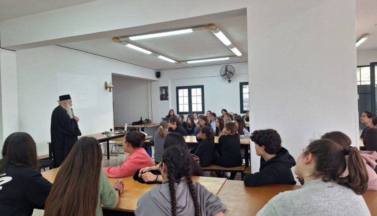 Ο-Σάμου-Ευσέβιος-κοντά-στα-παιδιά-της-μετακατασκηνωτικής-συνάντησης-στην-«Παναγία-του-Κότσικα»