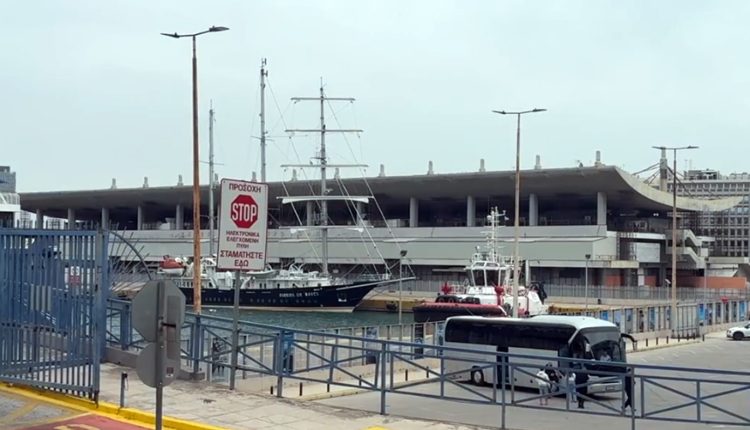 Αυτοκίνητο-έπεσε-στη-θάλασσα-στο-λιμάνι-του-Πειραιά-–-Στο-νοσοκομείο-ο-54χρονος-οδηγός