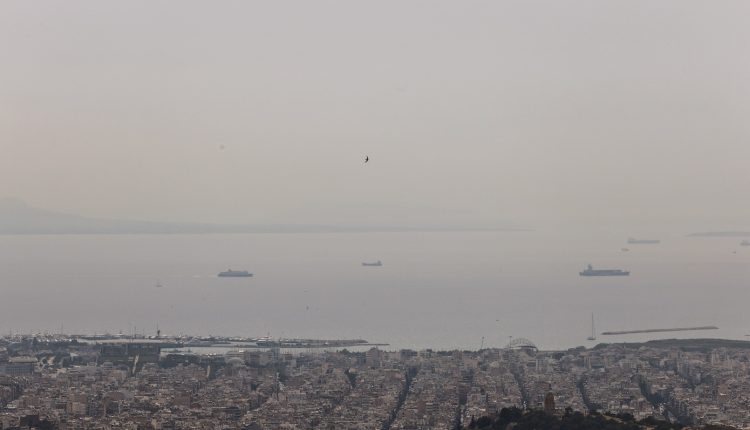 Γιατί-βλέπουμε-την-αφρικανική-σκόνη-στον-ουρανό,-αλλά-δεν-την-αναπνέουμε-–-Η-εξήγηση-του-Θοδωρή-Κολυδά