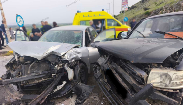 Τροχαίο-στη-Λάρισα:-Πέντε-τραυματίες-σε-σφοδρή-σύγκρουση-–-Πήγαιναν-σε-κηδεία