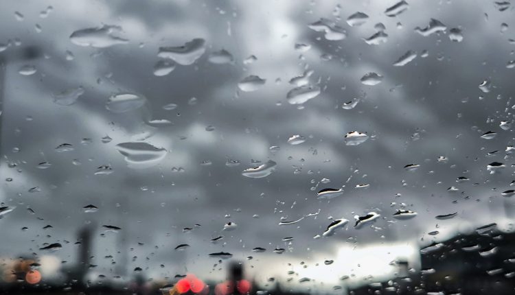 Καιρός:-Βροχές,-καταιγίδες-και-τα-θερμόμετρα-να-δείχνουν-μέχρι-και-25-βαθμούς-Κελσίου-–-Πότε-θα-υποχωρήσει-η-αφρικανική-σκόνη