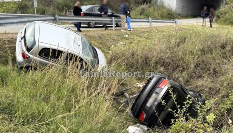 Τροχαίο-στη-Φθιώτιδα:-Συγκρούστηκαν-δύο-οχήματα-σε-παράδρομο-και-κατέληξαν-στα-χωράφια-–-Δείτε-εικόνες