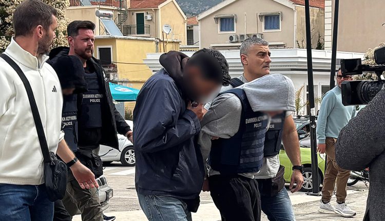 Με-σκυμμένα-κεφάλια-στα-δικαστήρια-οι-τρεις-συλληφθέντες-για-τον-θάνατο-της-19χρονης-Μυρτώς-–-Το-σπαρακτικό-μήνυμα-της-μητέρας-της