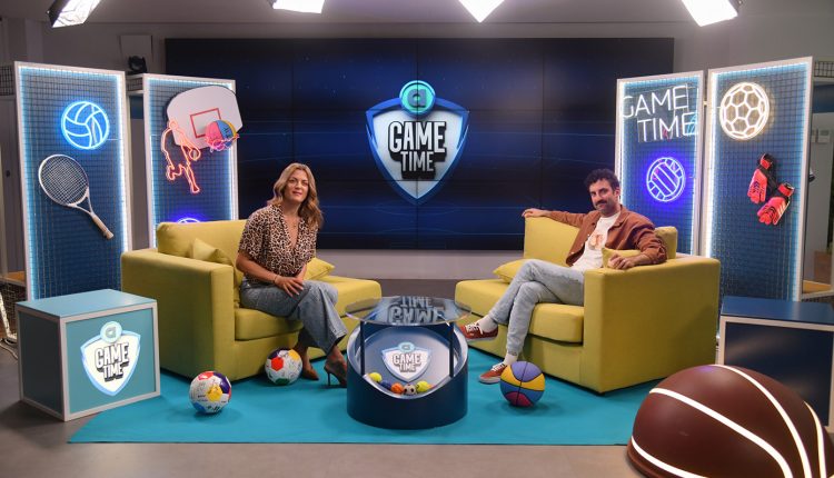 Ο-Τάσος-Δέδες-στο-allwyn-game-time-περιγράφει-αγώνα-της-ΑΕΚ-και-υποδύεται-τον-Θανάση-Βέγγο