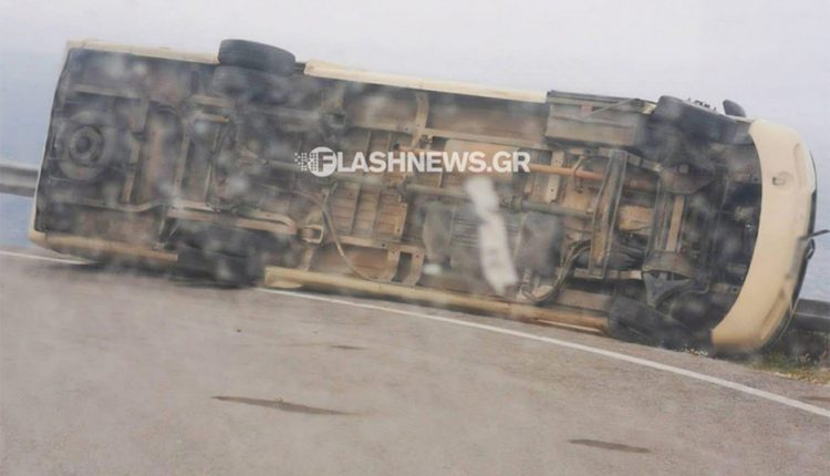 Λεωφορείο-του-ΚΤΕΛ-ντελαπάρισε-στην-Κρήτη-από-τους-θυελλώδεις-ανέμους