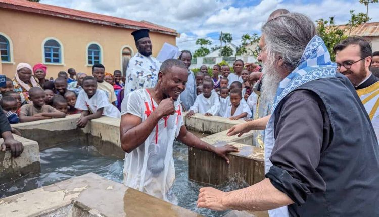 Ομαδικές-βαπτίσεις-στο-Κινταμάλι-της-Τανζανίας-το-Μεγάλο-Σάββατο
