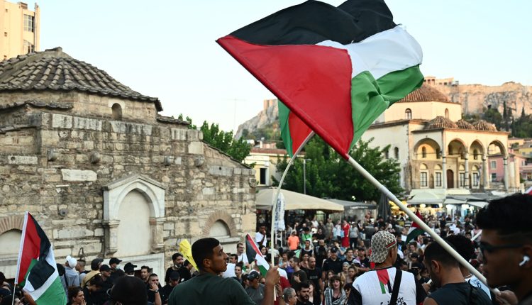 Συγκέντρωση-στο-Μοναστηράκι-για-την-εμπρηστική-επίθεση-σε-γκαλερί-στου-Ψυρρή-–-Είχε-πάρει-θέση-κατά-της-γενοκτονίας