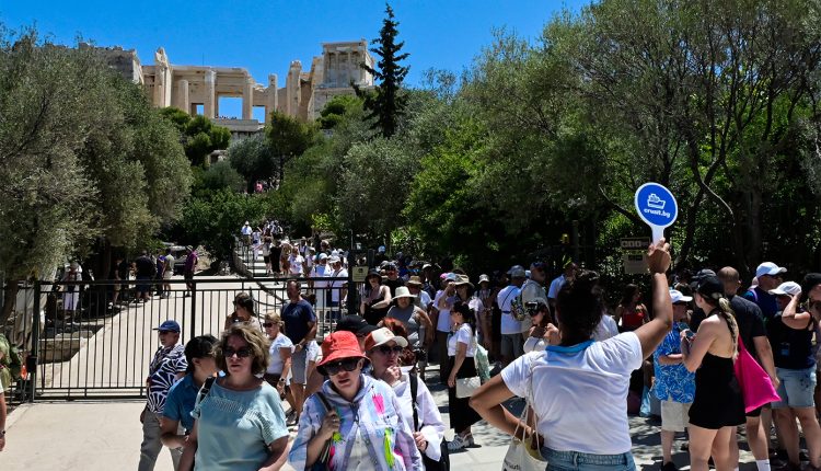 Κοσμοσυρροή-στην-Ακρόπολη:-«Πλημμύρισαν»-οι-αρχαιολογικοί-χώροι-λόγω-ελεύθερης-εισόδου-για-τη-Διεθνή-Ημέρα-Μνημείων