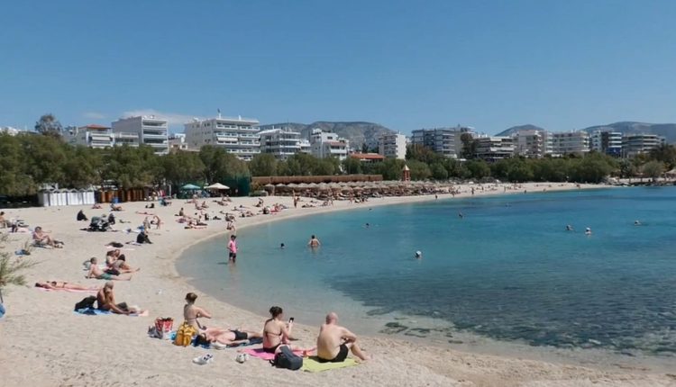 Οι-πρώτες-βουτιές-των-Αθηναίων-–-Γέμισαν-τις-παραλίες:-Σκηνικό-«Ιουλίου»-στα-νότια-προάστια
