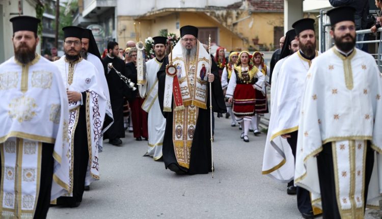 Η-Λιτανεία-της-Θαυματουργού-Εικόνας-της-Ζωοδόχου-Πηγής-στη-Λάρισα