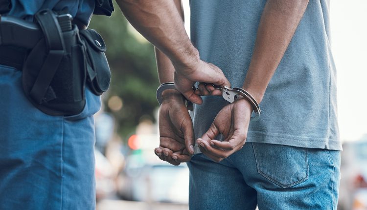 Αίγιο:-«Του-έριξε-22-κλωτσιές-στο-πρόσωπο»-–-Προφυλακίστηκε-νεαρός-για-τον-άγριο-ξυλοδαρμό-Ρομά-στο-Αίγιο