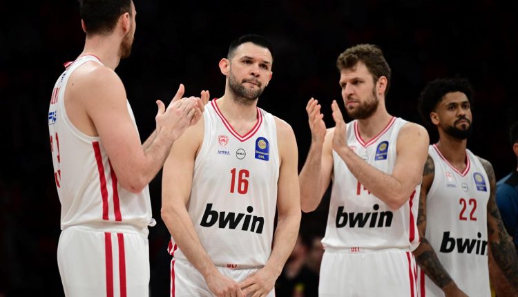 Ολυμπιακός:-Ο-Παπανικολάου-συνεχίζει-να-γράφει-ιστορία-Έφτασε-τα-800-παιχνίδια-με-τους-«ερυθρόλευκους»