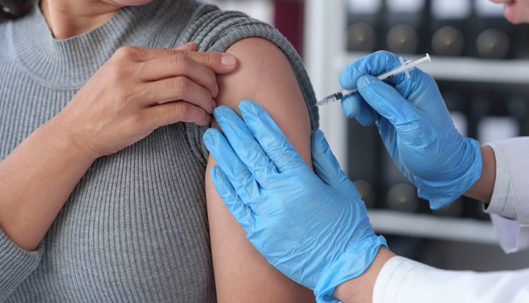 Ευρωπαϊκή-Εβδομάδα-Εμβολιασμού:-Ασπίδα-προστασίας-απέναντι-σε-ασθένειες-και-καρκίνους-–-Τα-βήματα-προόδου-και-οι-προκλήσεις