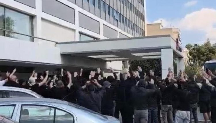 ΠΑΟΚ:-Σύνθημα-νίκης-από-τους-οπαδούς-πριν-την-αναχώρηση-για-Νέα-Φιλαδέλφεια