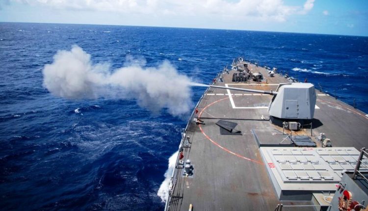 aντιτορπιλικό-των-ΗΠΑ-άνοιξε-πυρ-κατά-ιρανικού-πλοίου-και-το-έθεσε-υπό-τον-έλεγχό-του:-Στον-«αέρα»-οι-διαπραγματεύσεις