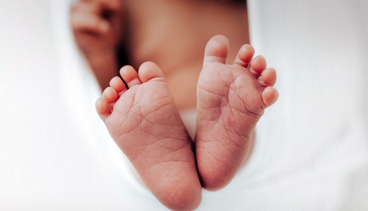 Οι-γιατροί-παρατηρούν-κάτι-ανησυχητικό-στα-μωρά-λίγες-ώρες-μετά-τη-γέννησή-τους