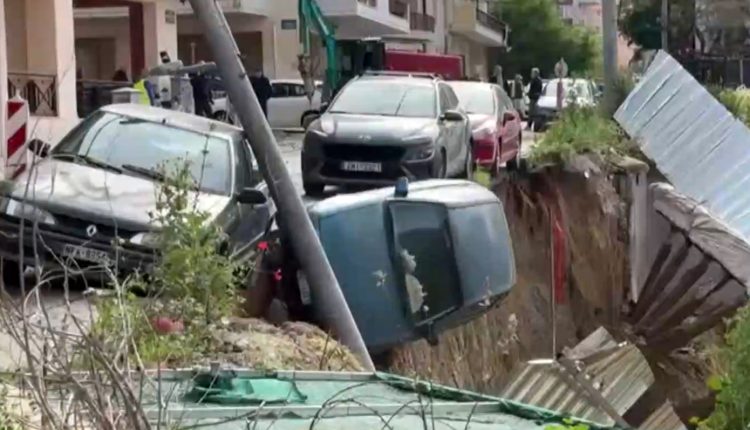 Υποχώρησε-τοιχίο-στους-πρώην-στάβλους-Παπάφη-στη-Θεσσαλονίκη-–-Η-στιγμή-που-αυτοκίνητο-πέφτει-στο-κενό