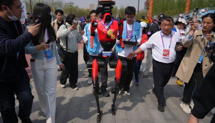 Ιστορική-στιγμή-στην-Κίνα:-Ρομπότ-έσπασε-το-παγκόσμιο-ρεκόρ-Ημιμαραθωνίου