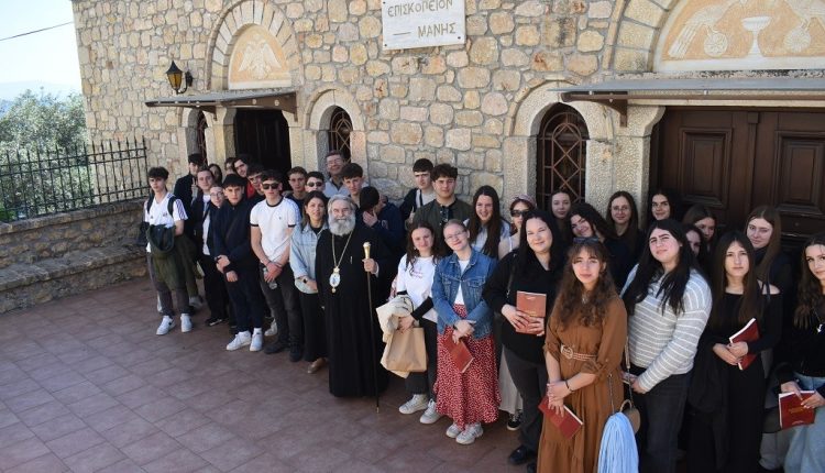 Μαθητές-των-Βριλησίων-εκκλησιάστηκαν-την-Κυριακή-του-Θωμά-στον-ΙΝ.-Επισκοπείου-Μάνης