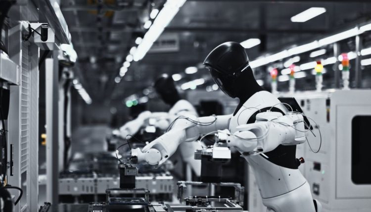 Ανθρωποειδή-ρομπότ-πραγματοποιούν-δοκιμές-σε-tablet-σε-ενεργή-γραμμή-παραγωγής