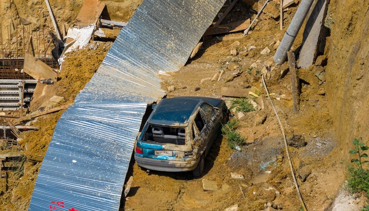 «Σαν-να-γινόταν-σεισμός»:-Φωτογραφίες-και-βίντεο-από-το-σημείο-όπου-υποχώρησε-το-έδαφος-στη-Θεσσαλονίκη,-μία-σύλληψη