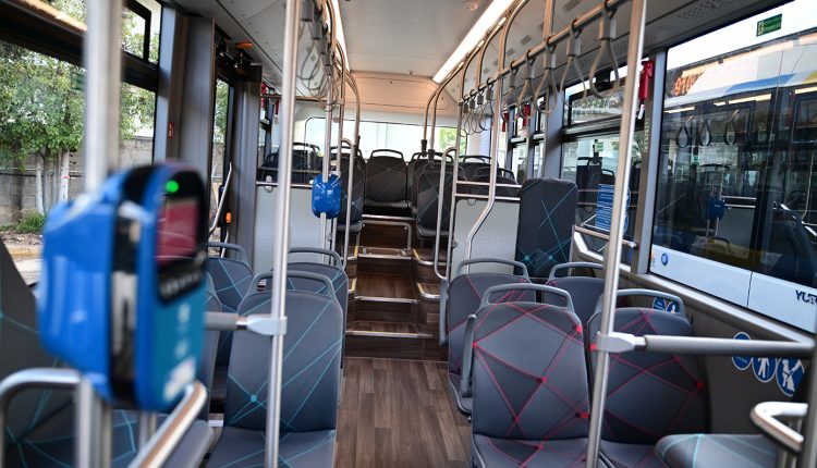 Ιστορία-εντιμότητας-σε-λεωφορείο:-Ξεχάστηκε-τσάντα-με-μεγάλο-χρηματικό-ποσό-και-παραδόθηκε-στην-ιδιοκτήτρια