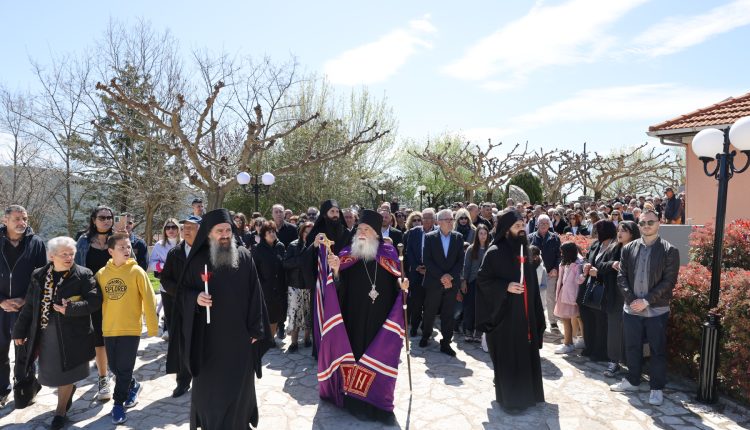 Λαοθάλασσα-πίστης-την-Μεγάλη-Παρασκευή-στο-Μοναστήρι-του-Τρικόρφου-Φωκίδας