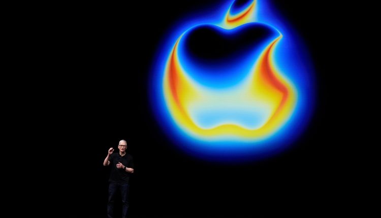 Τέλος-εποχής-στην-apple:-Ο-Τιμ-Κουκ-παραδίδει-τη-σκυτάλη-της-ηγεσίας-–-Ποιος-αναλαμβάνει-τα-ηνία