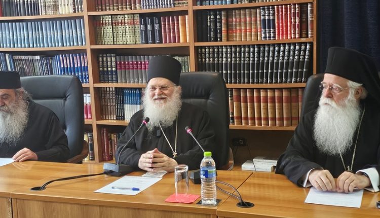 Ο-Γέροντας-Εφραίμ-μίλησε-στους-Κληρικούς-της-Δημητριάδος:-«Ο-Θεός-μας-αγαπά-όλους,-με-ιδιαίτερο-τρόπο-είναι-στη-ζωή-μας»